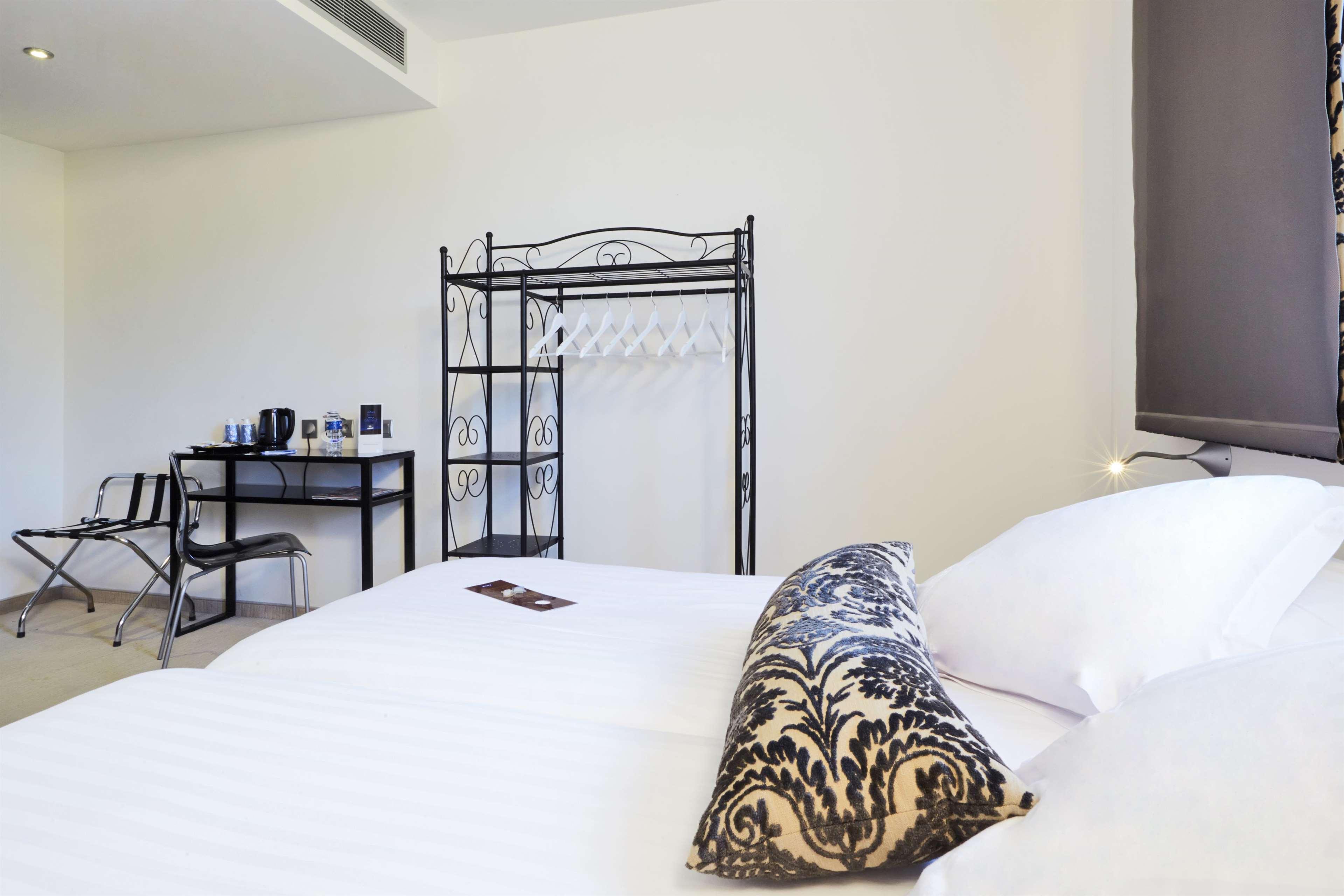 Hotel Restaurant Kyriad Frejus Ngoại thất bức ảnh
