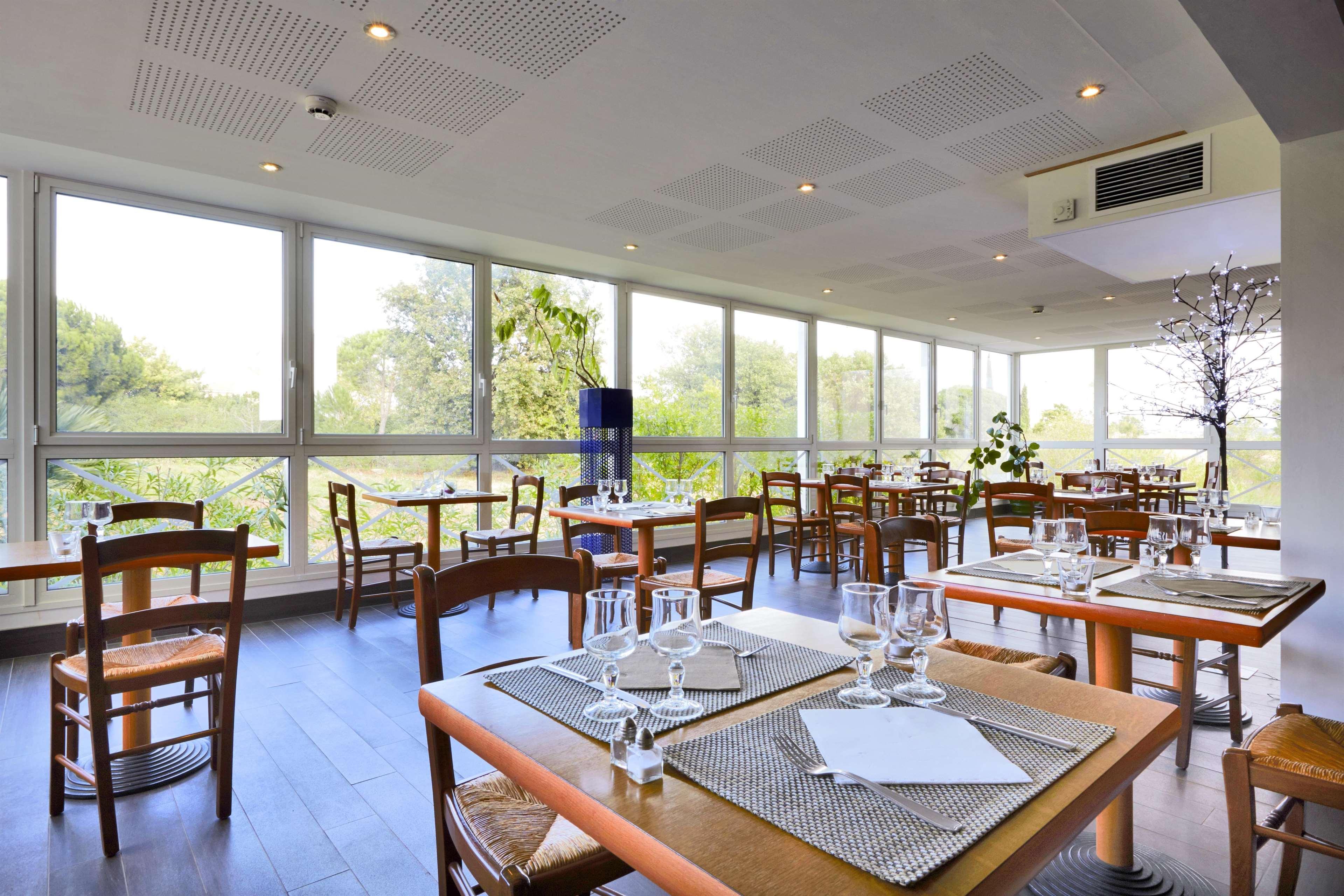 Hotel Restaurant Kyriad Frejus Ngoại thất bức ảnh