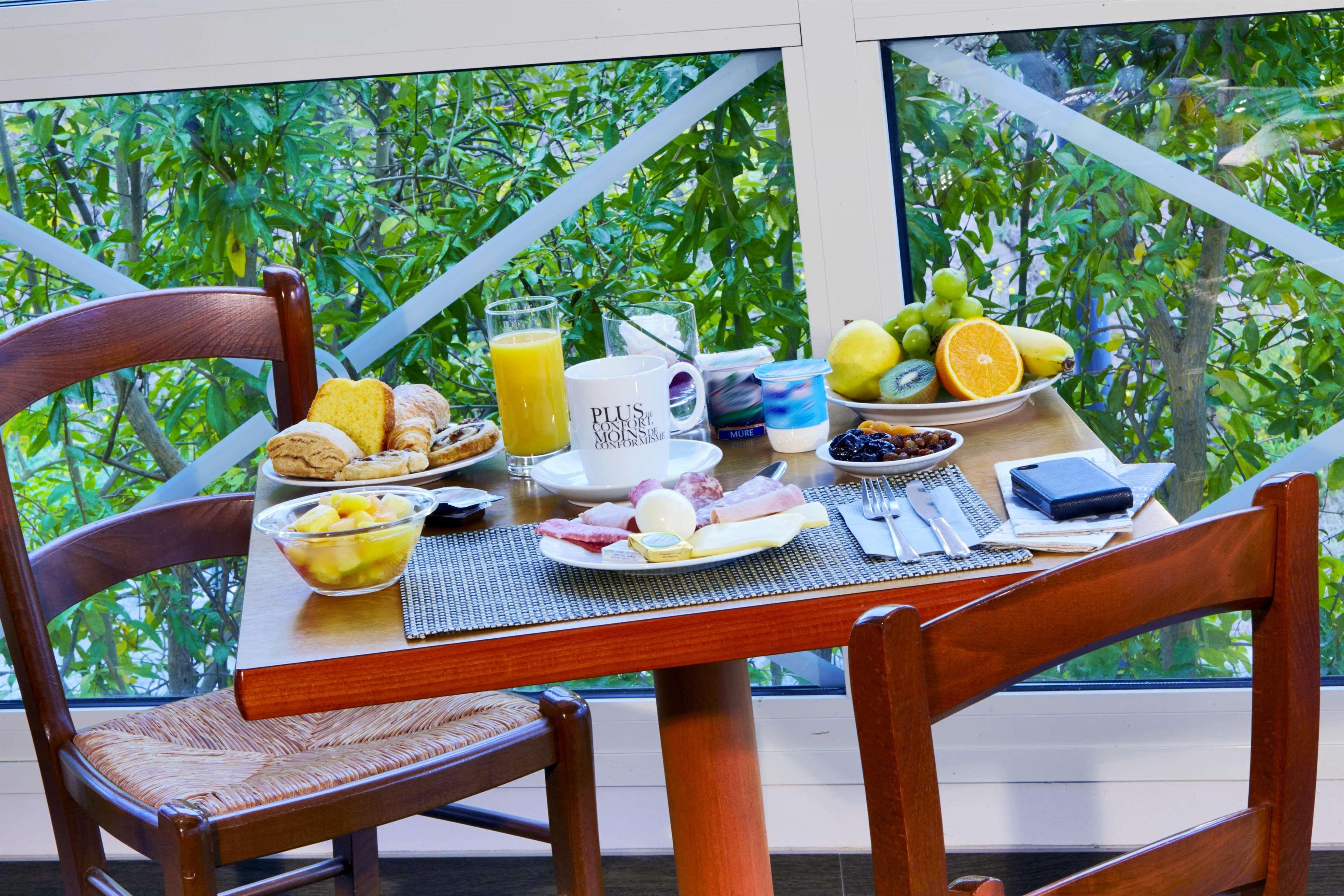 Hotel Restaurant Kyriad Frejus Ngoại thất bức ảnh