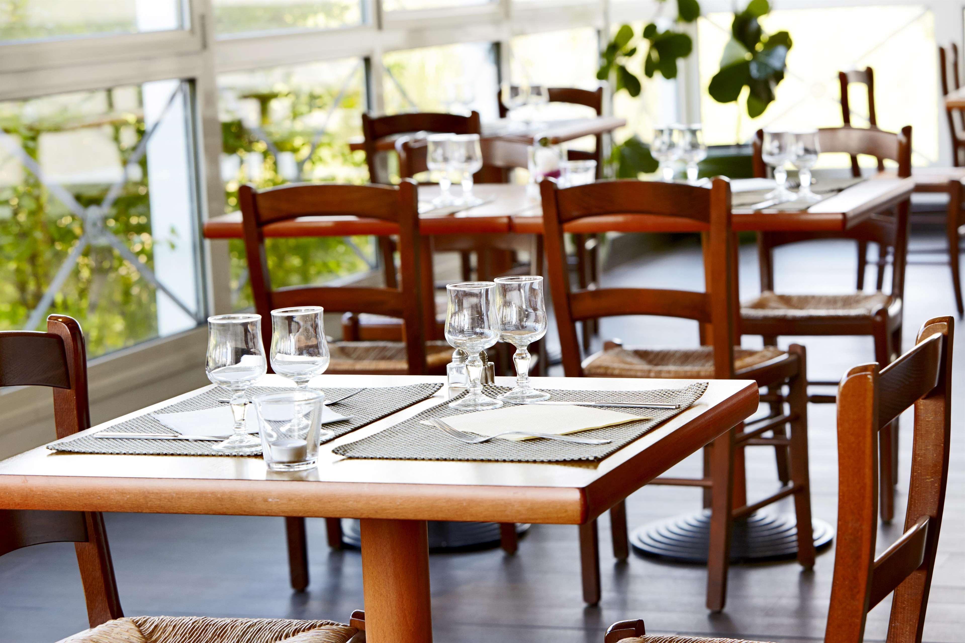 Hotel Restaurant Kyriad Frejus Ngoại thất bức ảnh