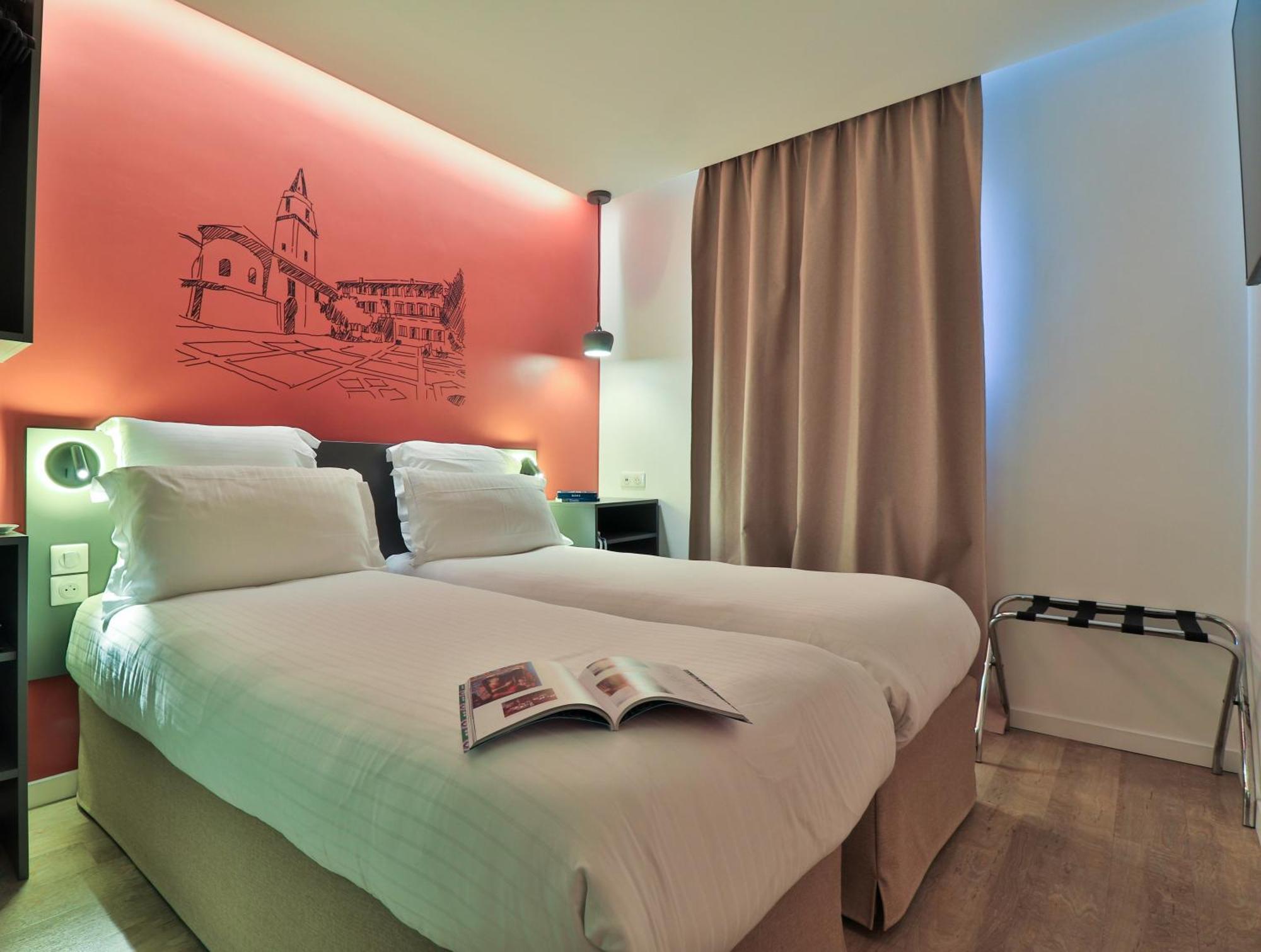 Hotel Restaurant Kyriad Frejus Ngoại thất bức ảnh