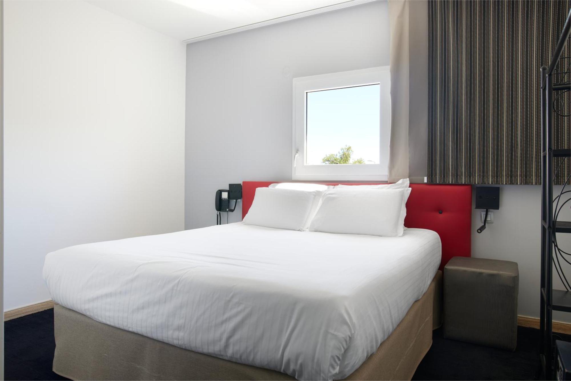Hotel Restaurant Kyriad Frejus Ngoại thất bức ảnh