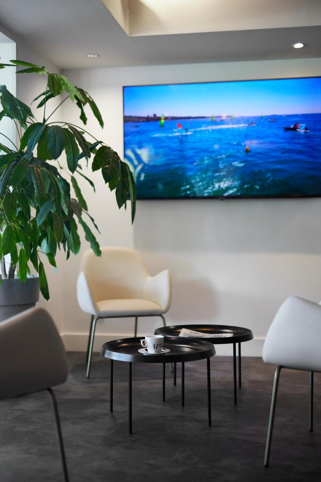 Hotel Restaurant Kyriad Frejus Ngoại thất bức ảnh