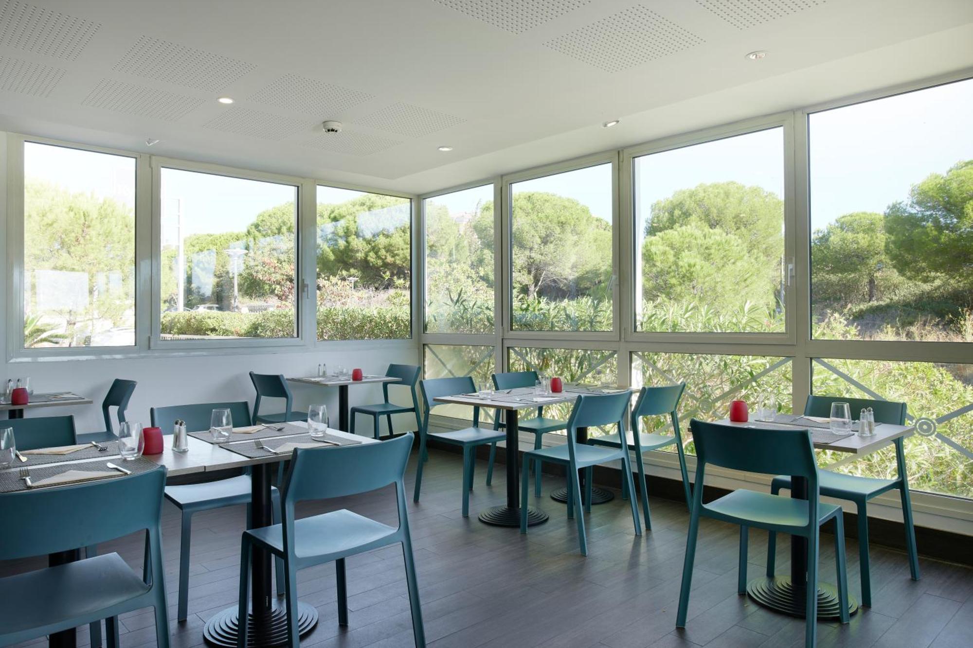Hotel Restaurant Kyriad Frejus Ngoại thất bức ảnh