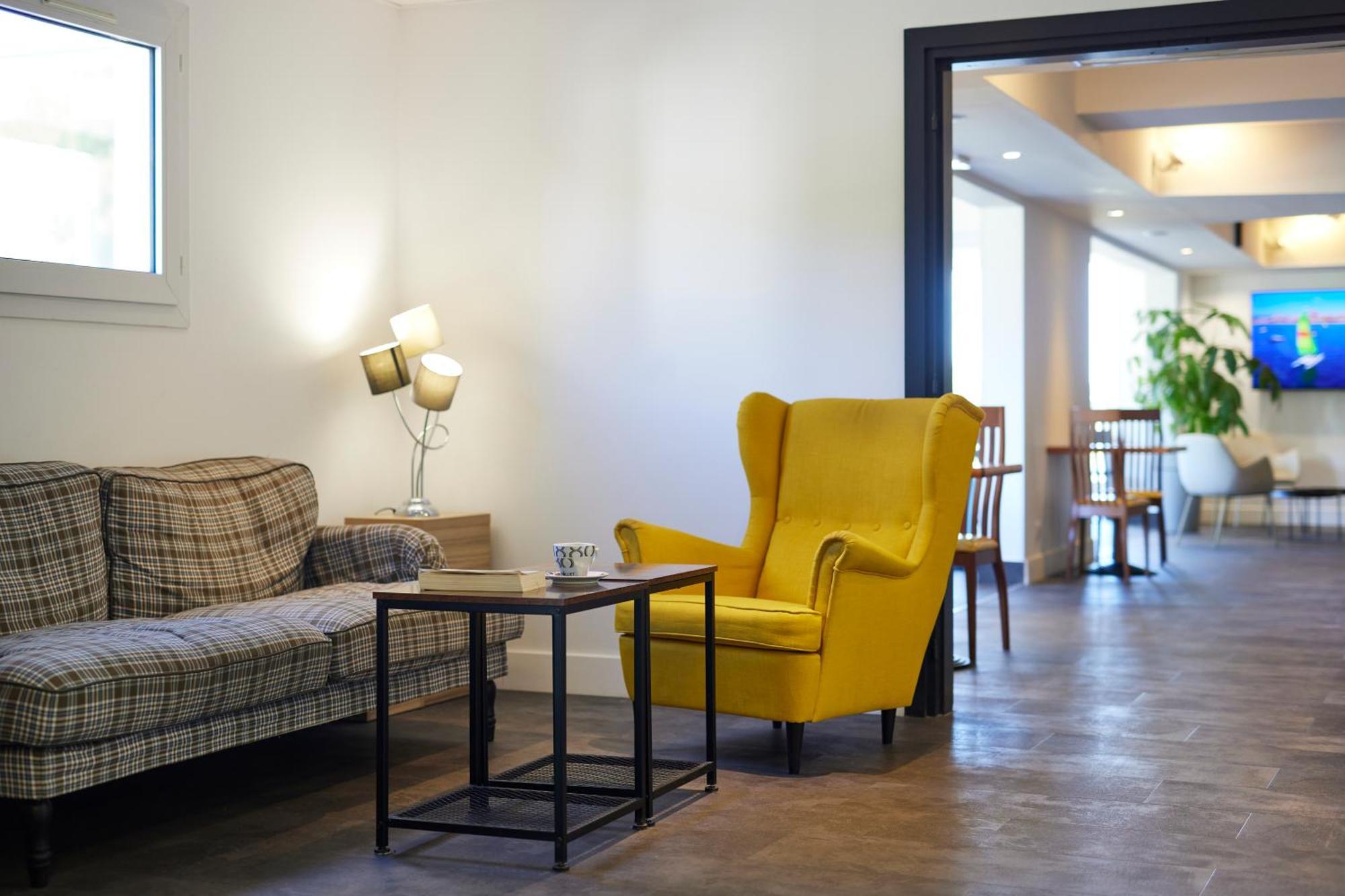 Hotel Restaurant Kyriad Frejus Ngoại thất bức ảnh