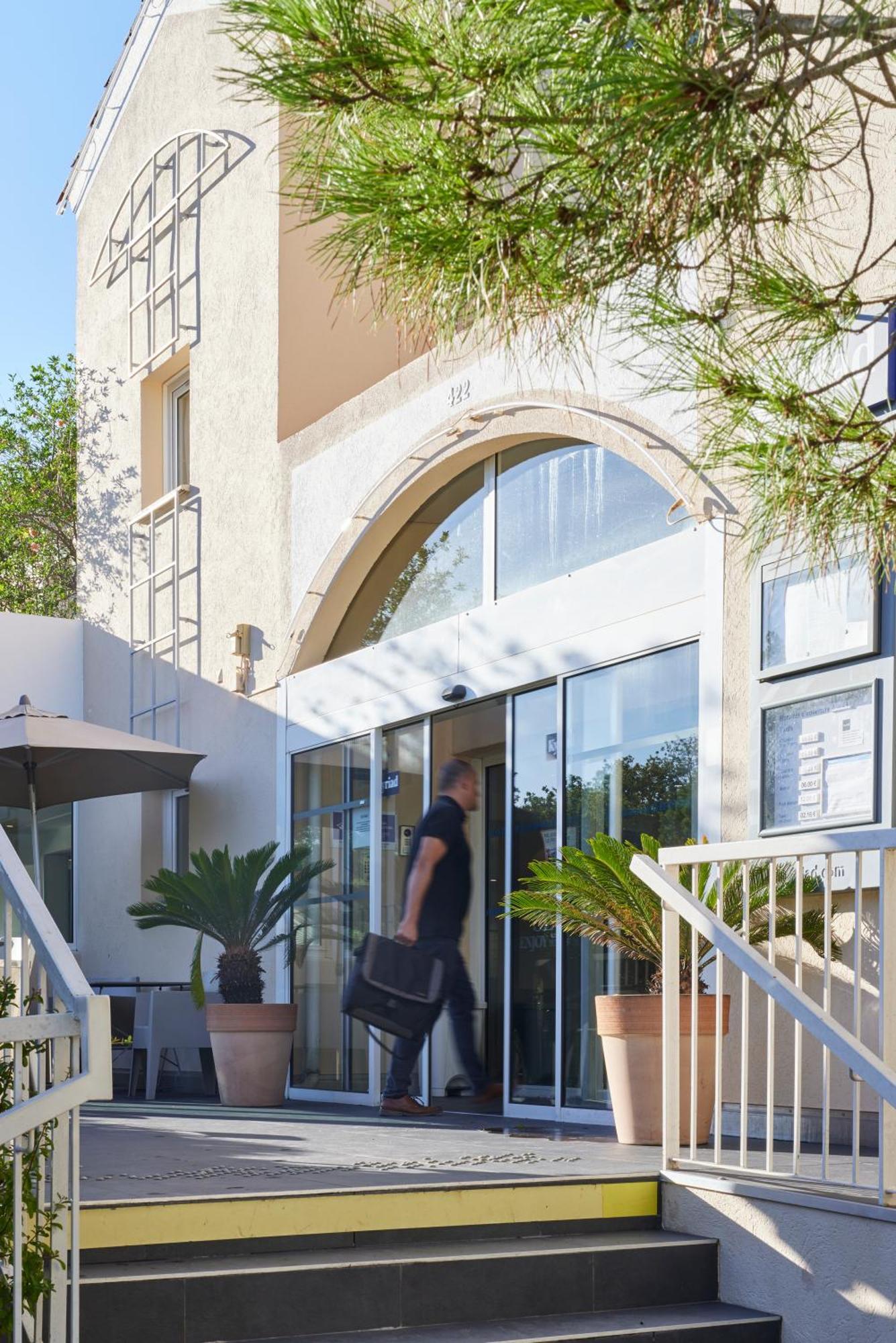 Hotel Restaurant Kyriad Frejus Ngoại thất bức ảnh